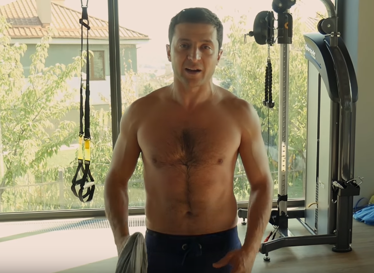 Зеленский без футболки: как и почему менялась фигура президента (фото, видео)